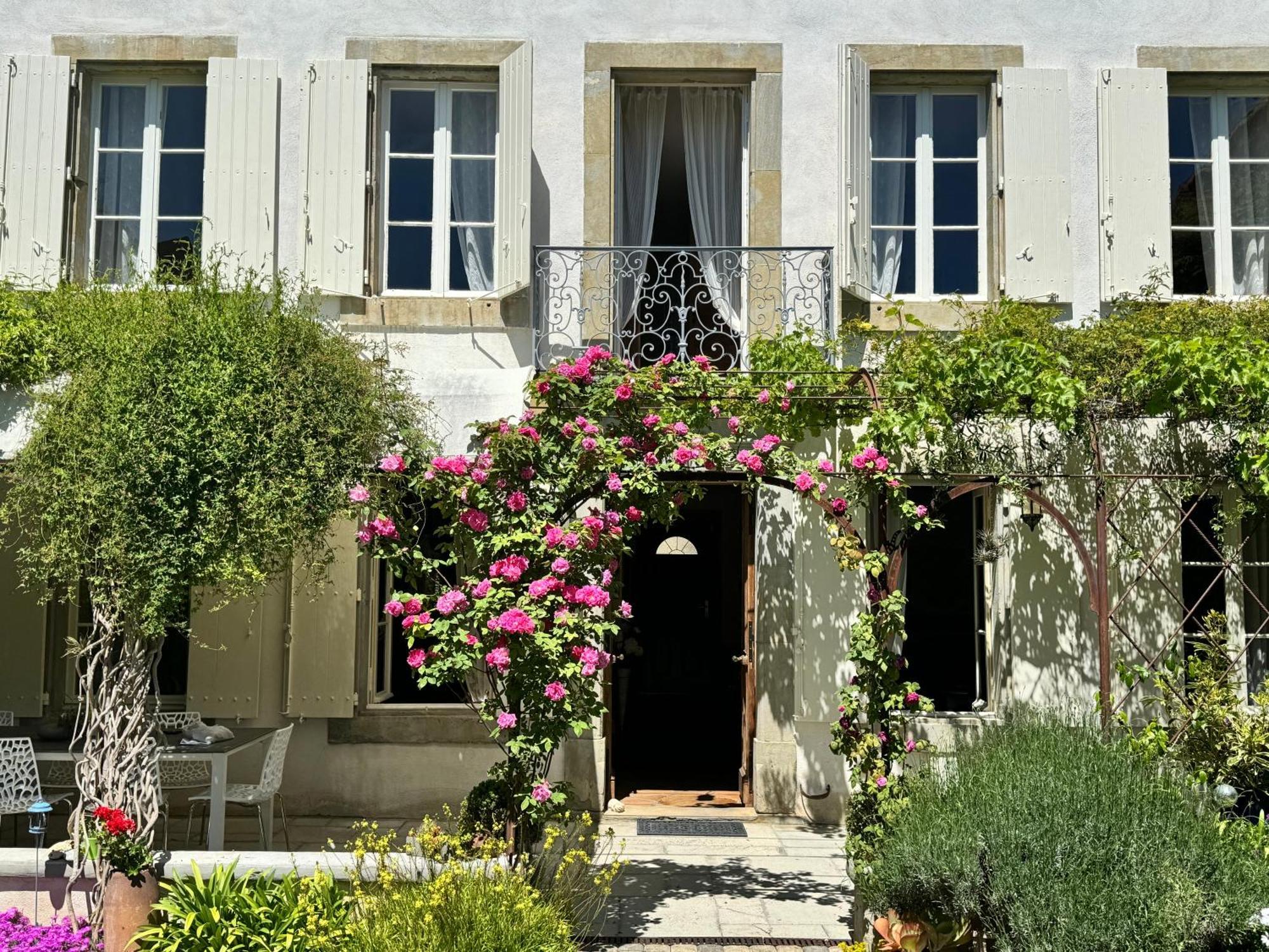 Le Patio Des Senteurs Bed & Breakfast Verzeille Exterior photo