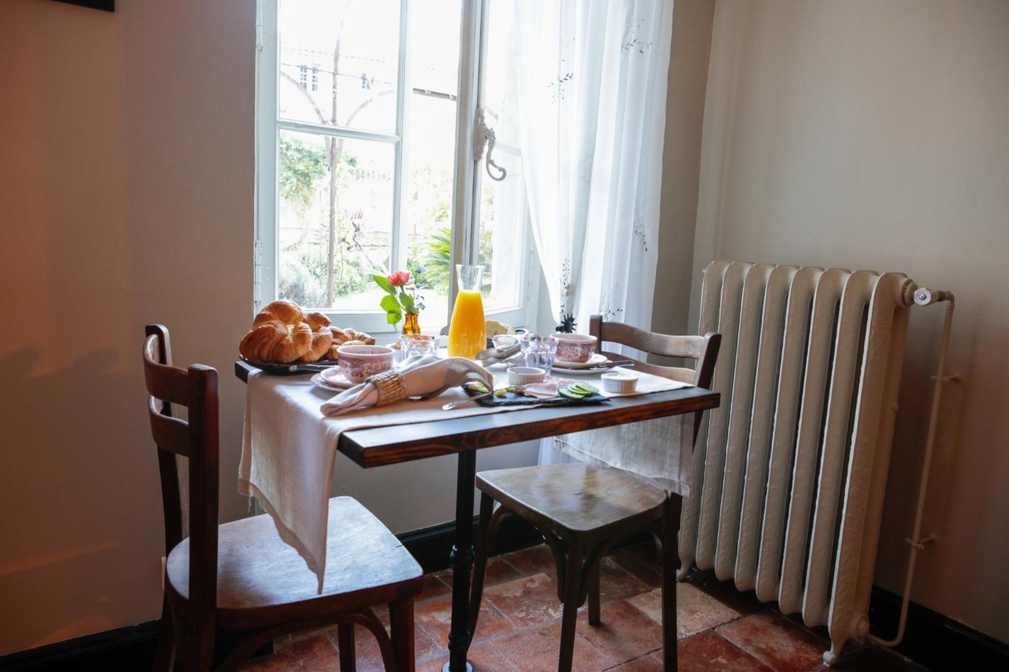 Le Patio Des Senteurs Bed & Breakfast Verzeille Exterior photo