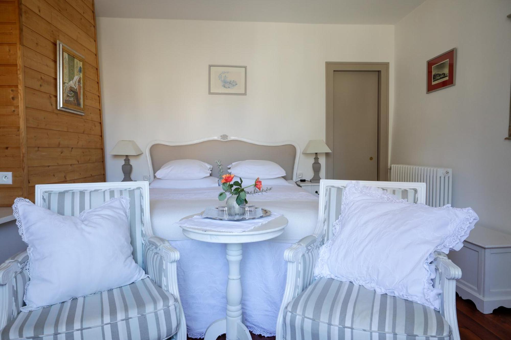 Le Patio Des Senteurs Bed & Breakfast Verzeille Exterior photo